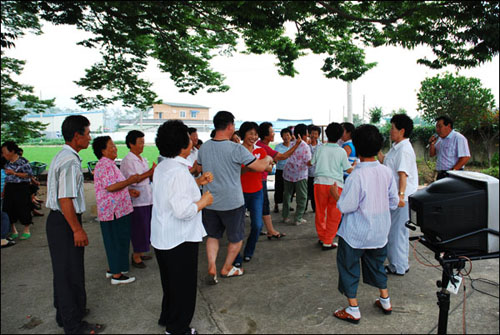 2007년 오후 5시까지 할아버지 할머니들의 즐거운 놀이는 끝이 없다. 